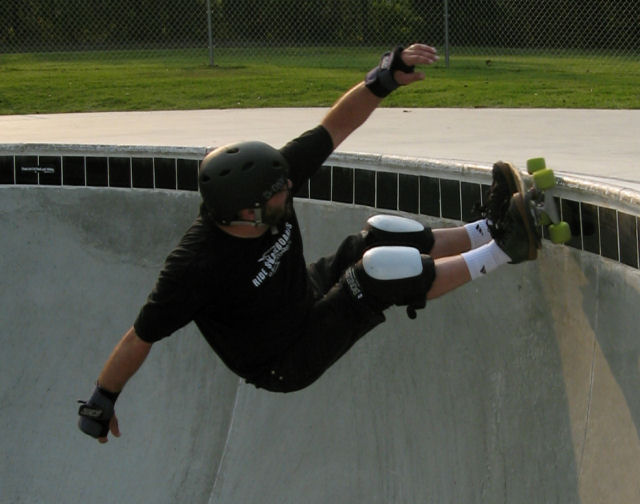 Tim Spinosi frontside grindage (look how low he is in the bowl!)
